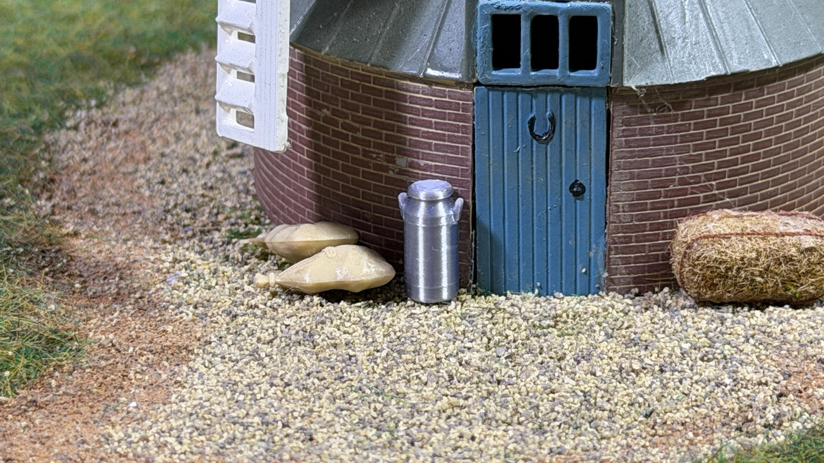 Milk Churns (Pack of 12) in OO Scale